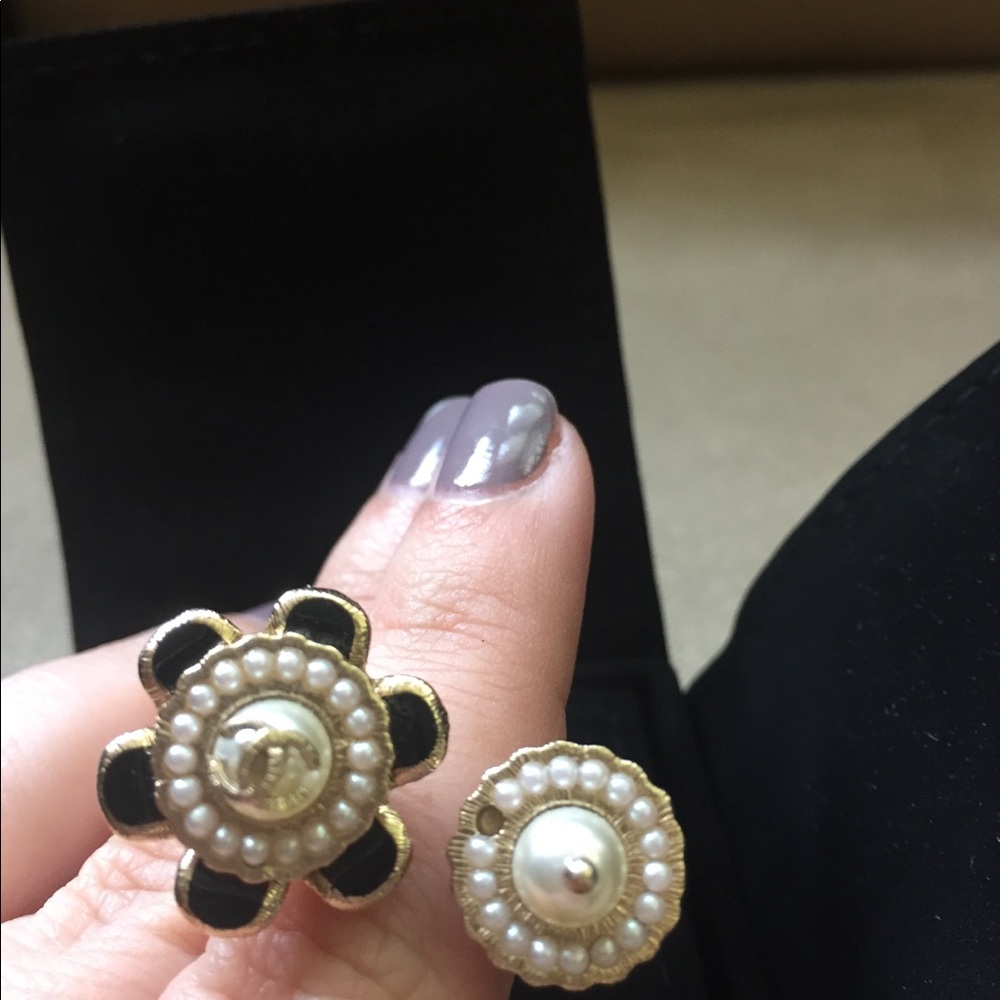 Authentic Chanel Flower pearl open ring with logo - Picture 4 of 8